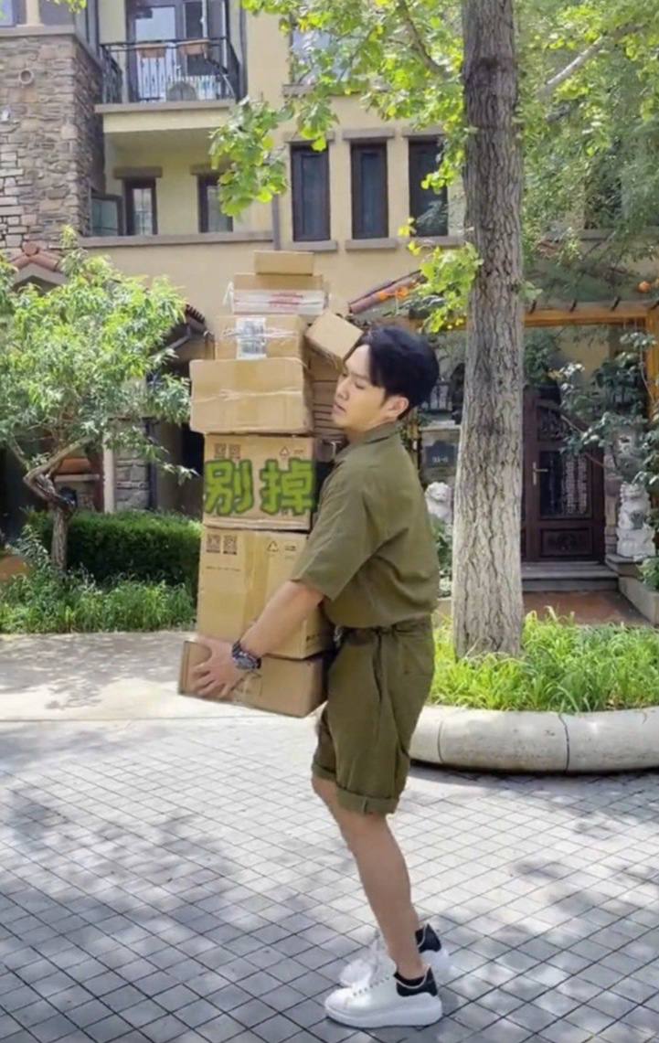 大宅附近亦種滿綠色植物，相當清幽。​